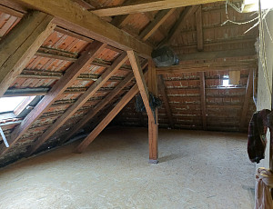 Zateplení stropu rodinného domu pomocí foukané izolace